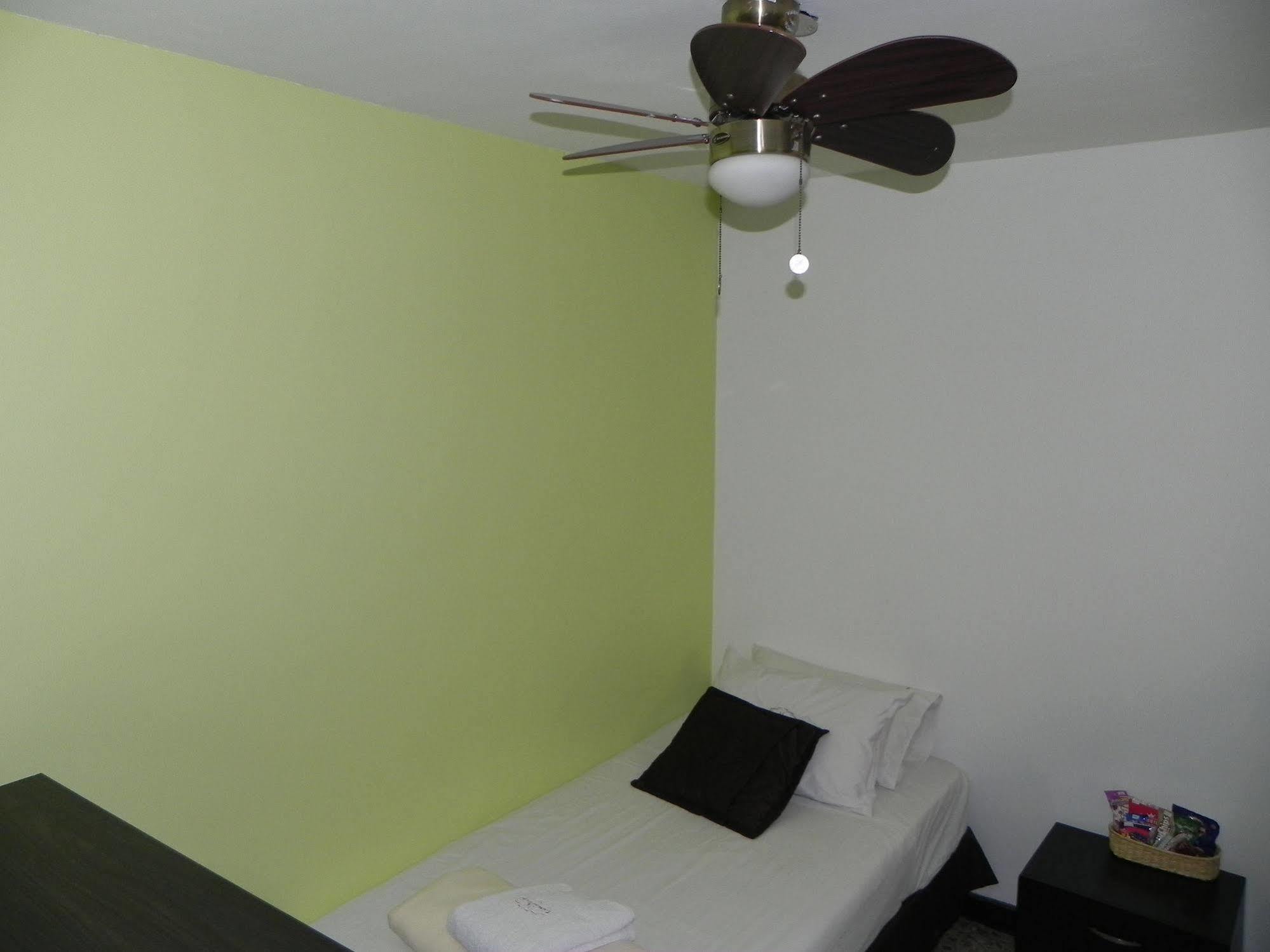 Hostal Tamarindo Inn Medellin Exterior photo